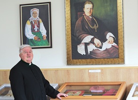 Ksiądz Stanisław Morawa zaprasza do zwiedzania sali muzealnej.