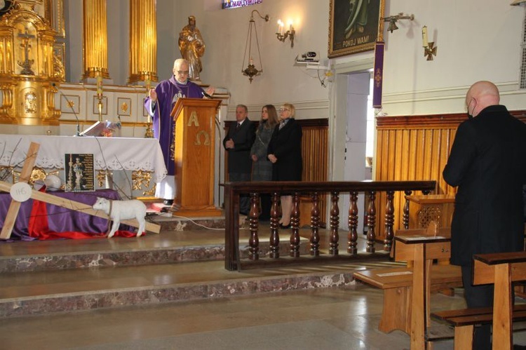 W parafii pw. św. Jana Chrzciciela została odprawiona Msza św. w intencji mieszkańców.