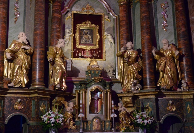 Ołtarz główny w sanktuarium Chrystusa Cierniem Koronowanego oraz Krwi Zbawiciela w Wielkiej Woli-Paradyżu.