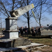 Demontaż pomnika ku czci Armii Czerwonej w Folwarku k. Opola