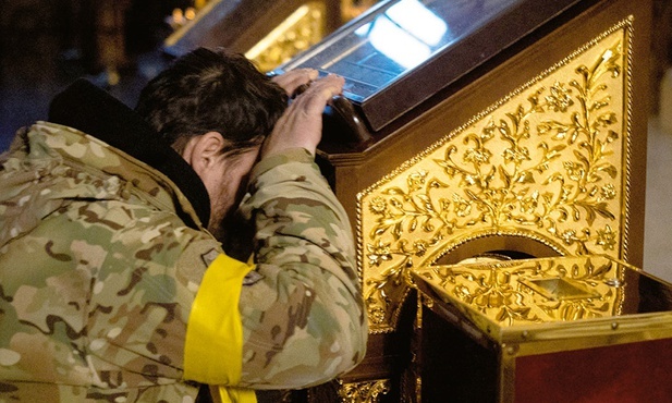 Żołnierz ukraiński modli się w monasterze Świętego Michała Archanioła w Kijowie. 
1.03.2022 Kijów, Ukraina