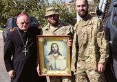 Biskup Jan Sobiło z żołnierzami walczącymi w Donbasie.