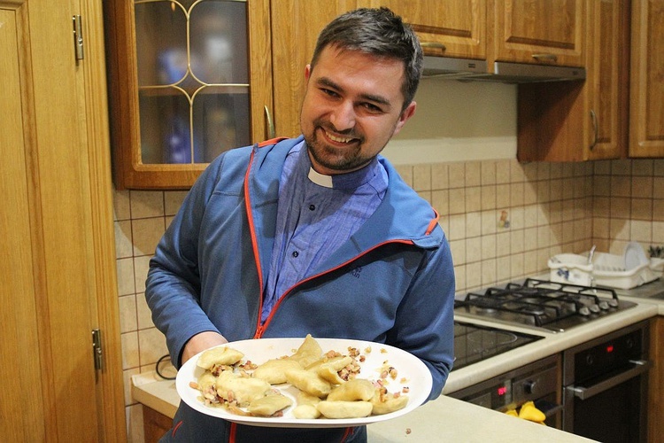 Ks. wikary Tomasz Chamera także miał okazję spróbować ukraińskich pierogów, przygotwanych przez polsko-ukraińską drużynę pań.