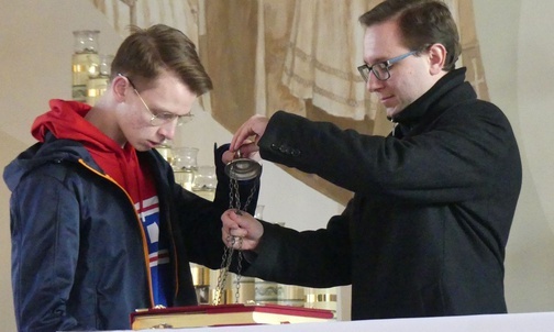 Lektorzy-kursanci i ks. Jakub Kulińskich podczas ćwiczeń w kościele.