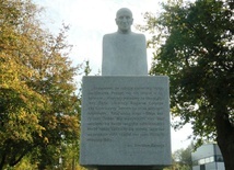 W 2021 roku odsłonięto w Lublinie pomnik bł. ks. Emiliana Kowcza.