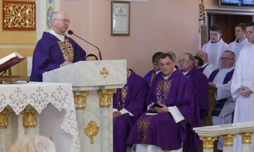 Ks. Józef Walusiak wygłosił pogrzebową homilię w Bulowicach.