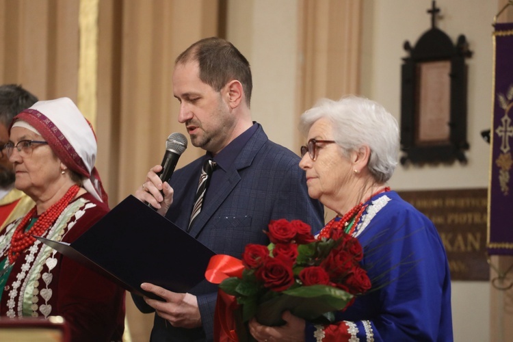 Gościa ze Lwowa powitała delegacja parafian w tradycyjnych strojach wilamowskich.