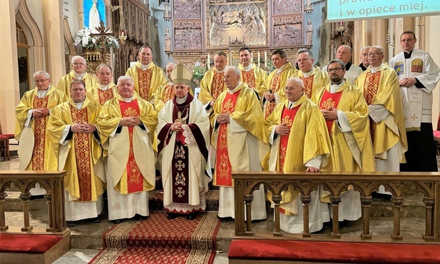 Pamiątkowe zdjęcie kapłanów koncelebrujących inauguracyjną Eucharystię.