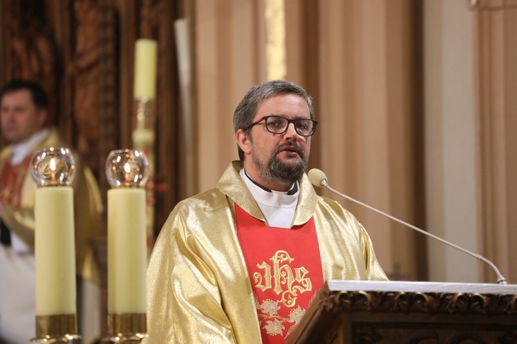 Ks. Piotr Hoffmann odczytał dekret bp. Romana Pindla w sprawie Roku Jubileuszowego św. abp. Józefa Bilczewskiego. 