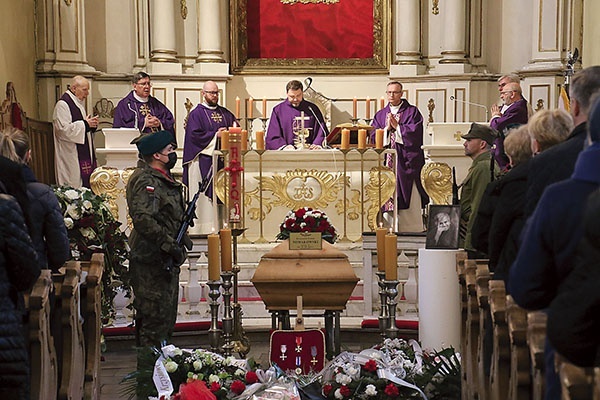 Msza żałobna odbyła się w tak bliskim zmarłemu kościele na  Górkach, a pochówek na cmentarzu przy ul. Norbertańskiej.