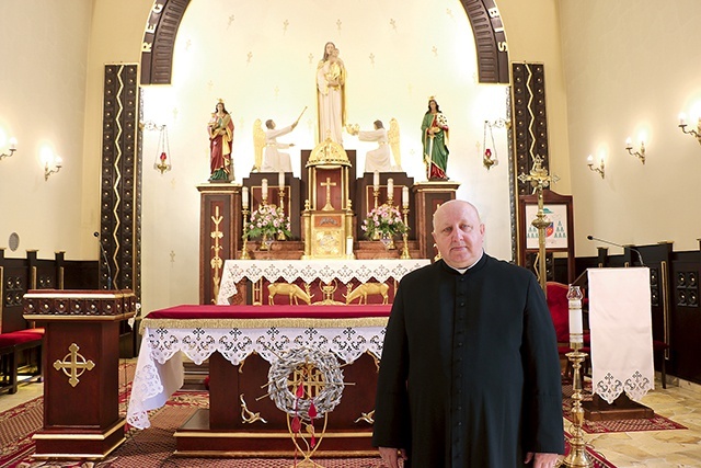 	Ksiądz proboszcz Bogdan Reder przy ołtarzu głównym.