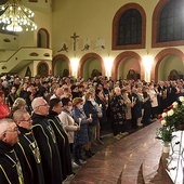 Duchowi opiekunowie poczętych dzieci przed figurą Matki Bożej Fatimskiej.