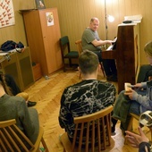 Wspólne muzykowanie w sali muzycznej radomskiego seminarium.