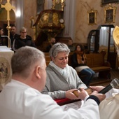 Uczestnicy otrzymali z rąk księdza biskupa księgę Pisma Świętego.