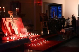 W czasie nabożeństwa schola przygotowała śpiew kanonów, a krzyż otaczały dziesiątki świeczek.