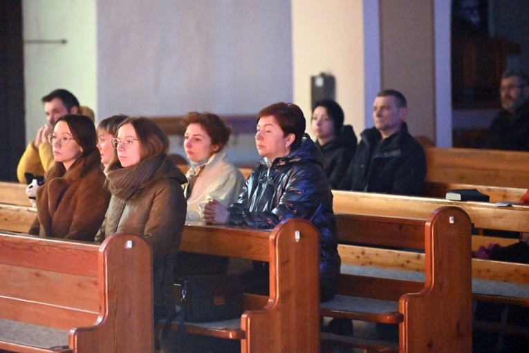 Adoracja krzyża w Dzierżoniowie