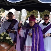 Pogrzeb śp. ks. prał. Tadeusza Lutkowskiego na cmentarzu parafialnym przy ulicy Denkowskiej.
