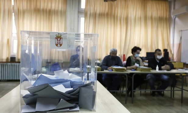 Serbia: Wybory prezydenckie i parlamentarne w cieniu wojny na Ukrainie