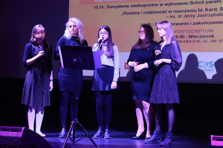 W wielkopostne zamyślenie uczestników sympozjum wprowadziła schola parafii św. Stanisława BM w Skierniewicach.