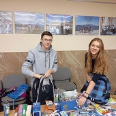 ▲	Oliwia i Antek z klasy VIII Szkoły Podstawowej nr 4 w Krakowie przychodzą do salki parafialnej, żeby pakować torby.