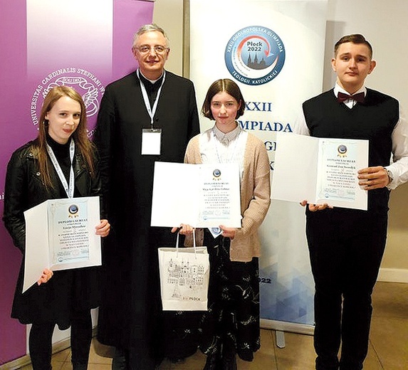 ▲	Maja Gołuszko razem z innymi najlepszymi teologami młodego pokolenia w Polsce.