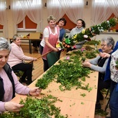 Panie przygotowują palmę z ziół i kwiatów zbieranych przez cały rok.