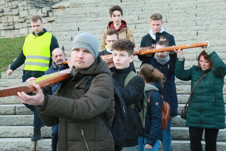 Młodzi ponieśli krzyż, prosząc o pokój na świecie.