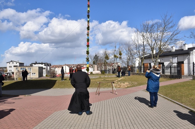 W Gdańsku górale zainstalowali ogromną wielkanocną palmę