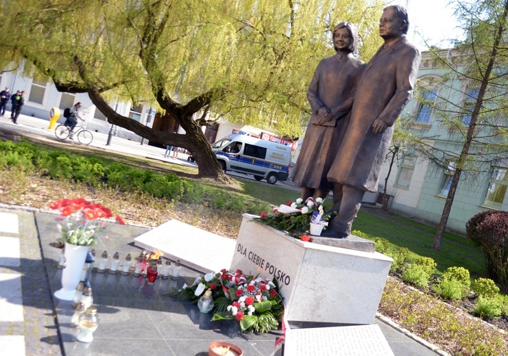 Pomnik dedykowany parze prezydenckiej i ofiarom katastrofy w Smoleńsku stanął w Radomiu przed klasztorem ojców bernardynów.