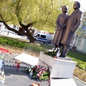 Pomnik dedykowany parze prezydenckiej i ofiarom katastrofy w Smoleńsku stanął w Radomiu przed klasztorem ojców bernardynów.