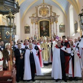 Pamiątkowe zdjęcie z członkami zakonu templariuszy.