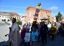 Procesja z palmami ulicami Starego Miasta.