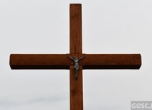 Bp Lityński poświęcił krzyże w torzymskiej parafii