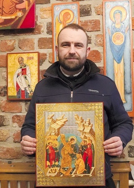 ▲	Ksiądz Dymitr Leszko z ikoną Anastasis wystawianą w cerkwi w okresie paschalnym.