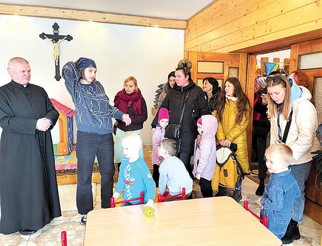 Ks. Wiesław Firlej powitał w parafialnej sali pierwsze maluchy z  Ukrainy.