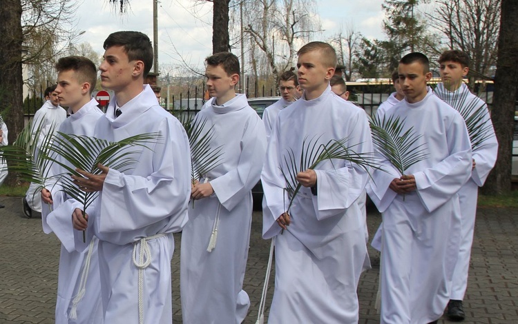 Z kaplicy Miłosierdzia Bożego animatorzy i ceremoniarze służby liturgicznej wraz z księżmi przeszli w prcesji z palmami do kościoła NSPJ w Bielsku-Białej.