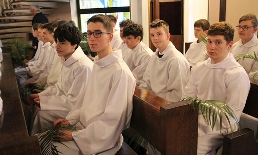Liturgia Niedzieli Palmowej z udziałem nowych ceremoniarzy i animatorów służby liturgcznej ropzoczęła sie w kaplicy Miłosierdzia Bożego kościoła NSPJ w Bielsku-Białej.
