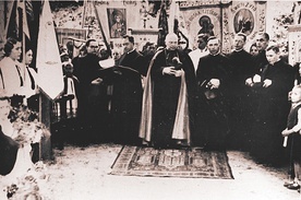 Pożegnanie bp. O’Rourke’a w 1938 roku. Na zdjęciu widoczny jest również ks. Marian Górecki (stoi na lewo od hierarchy).