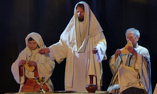 Scena Ostatniej Wieczerzy - w roli Jezusa ks. Grzegorz Kierpiec.