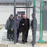 Wizyta biskupa w więzieniu