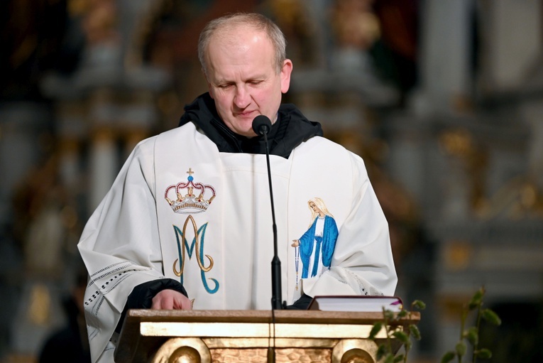 Ks. Krzysztof Herbut w czasie modlitwy różańcowej przed Mszą św.