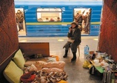 Wiele osób w obawie przed rosyjskimi bombami i rakietami zamieszkało w kijowskim metrze.