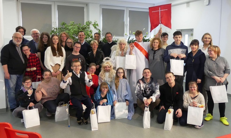 Młodzi z Bielska i Sporysza ze swoimi nauczycielami podczas przedświątecznego spotkania.
