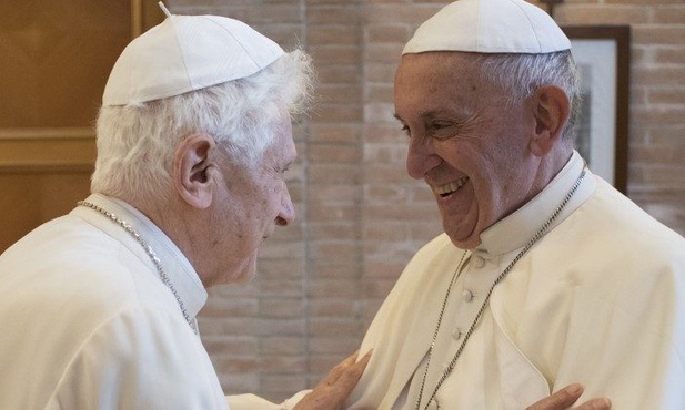 Papież Franciszek odwiedził Benedykta XVI przed jego 95. urodzinami