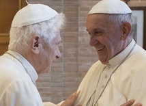Papież Franciszek odwiedził Benedykta XVI przed jego 95. urodzinami