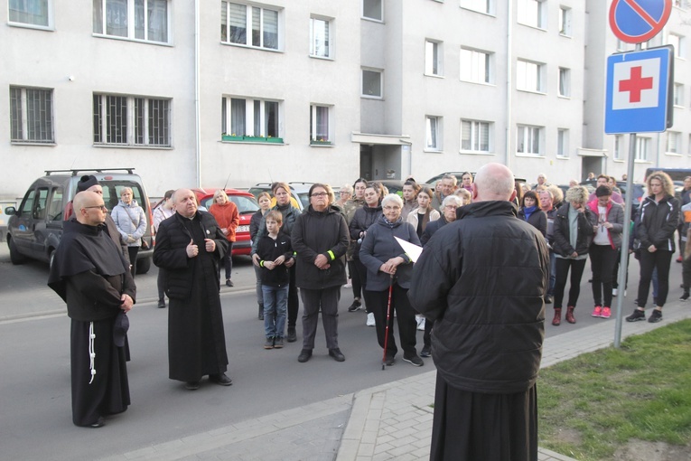 Lwówek Śląski. Droga Krzyżowa w dwóch językach