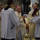 Podczas Eucharystii bp Andrzej F. Dziuba poświęcił oleje.