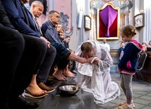 Gestu obmycia nóg dokonał rektor kościoła św. Piotra ks. Bogusław Suszyło. 