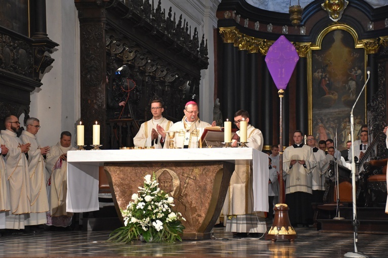 - Niech to Triduum Paschalne wniesie w wasze serce prawdziwą radość zmartwychwstania i napełni je pokojem Chrystusowym - mówił abp Wojda.