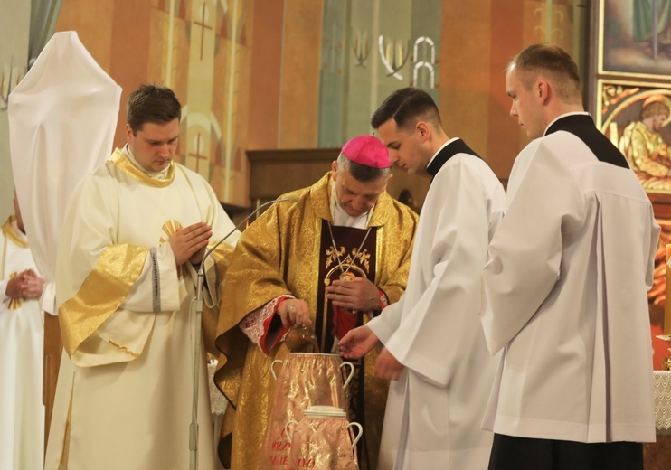 Podczas liturgii bp Pindel poświęcił oleje, które będą używane podczas udzielania sakramentów.